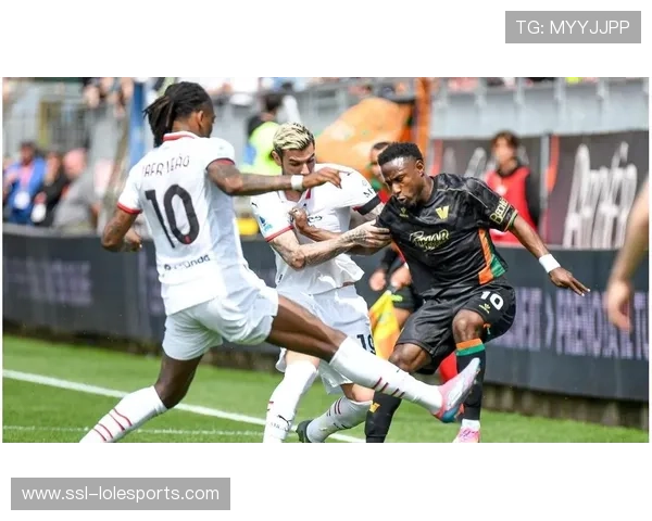 埃斯图皮尼安染红引发争议 十人米兰顽强防守力保胜利