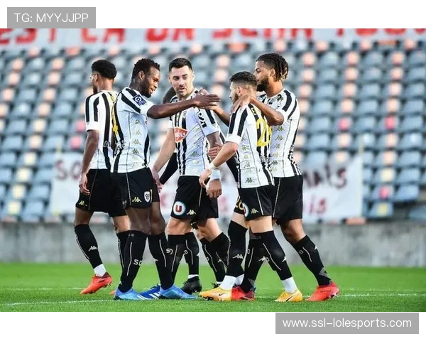 法甲半场战报：里尔1-0暂时领先昂热，补时阶段打破僵局