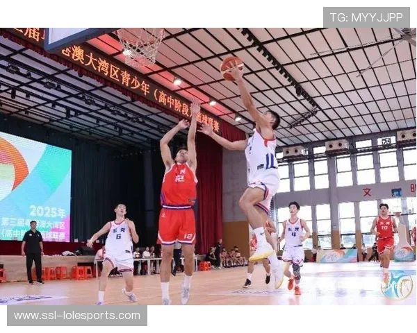 粤港澳大湾区赛球员切磋球技,观众掌声点燃现场氛围 粤港澳大湾区赛球员切磋球技,观众掌声点燃现场氛围